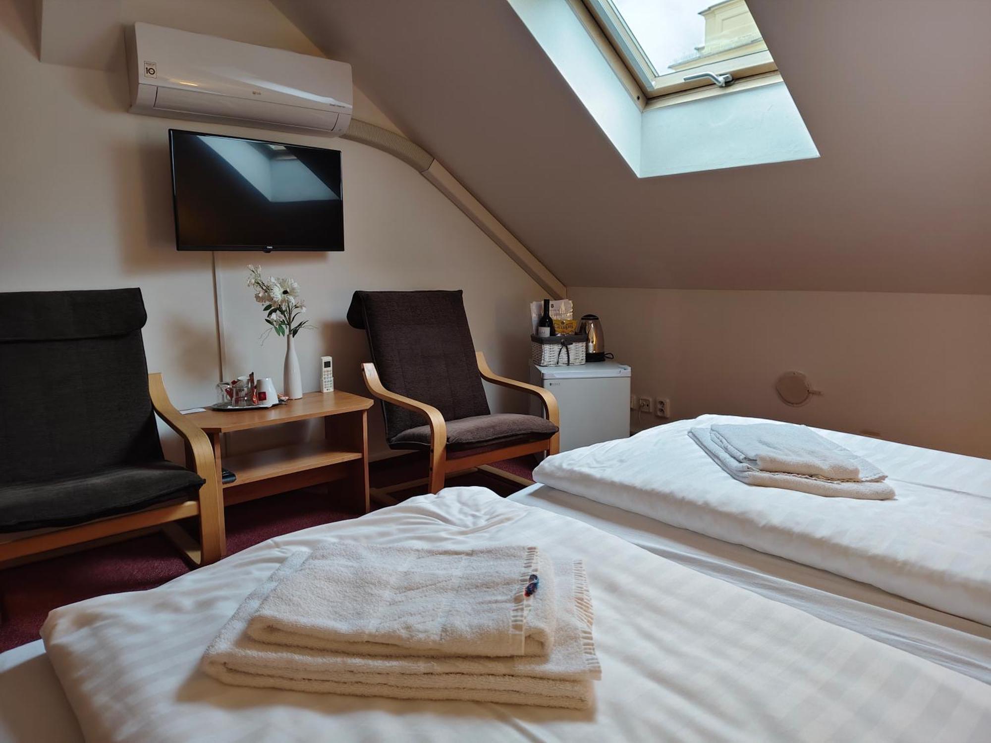 Hotel Bily Konicek Třeboň Екстериор снимка
