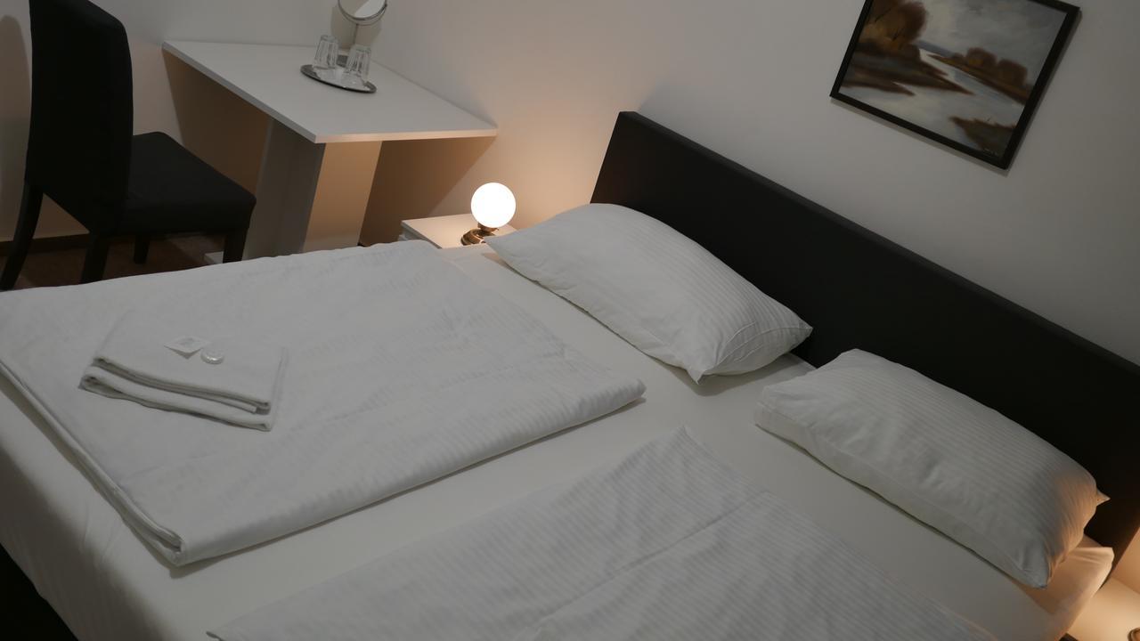 Hotel Bily Konicek Třeboň Екстериор снимка