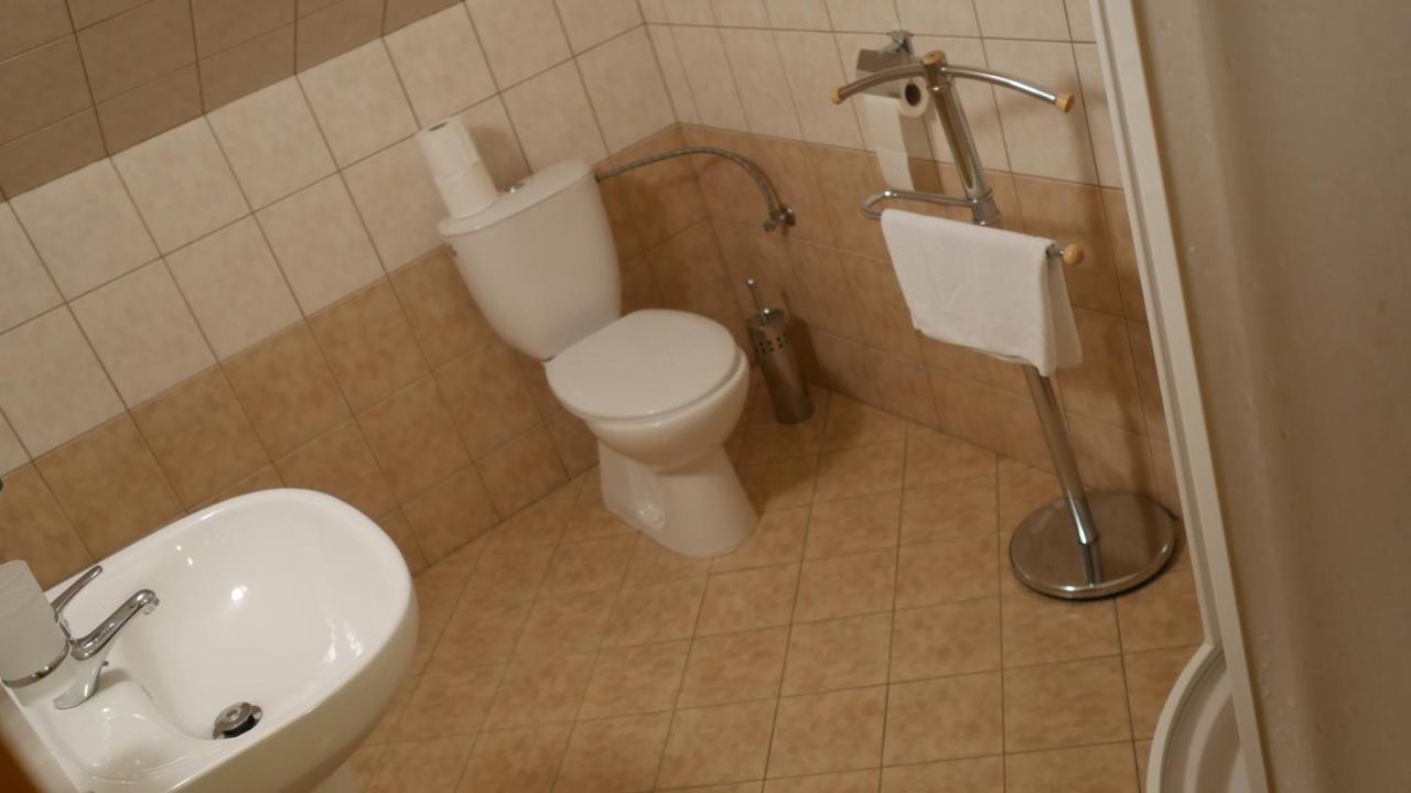 Hotel Bily Konicek Třeboň Екстериор снимка